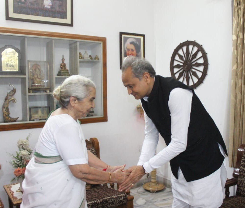 ashokgehlot51's tweet photo. कांग्रेस की वरिष्ठ नेता, त्रिपुरा, गुजरात एवं मिजोरम की पूर्व राज्यपाल तथा राजस्थान की उपमुख्यमंत्री रहीं श्रद्धेय डॉ. कमला बेनीवाल के निधन के समाचार से मुझे गहरा आघात लगा है। कमला जी का व्यक्तित्व बहुआयामी रहा एवं उन्होंने राजनीति के अलावा भी हर क्षेत्र में अनुकरणीय कार्य किए। 

मुख्यमंत्री के रूप में मेरे प्रथम कार्यकाल के दौरान वो मेरे मंत्रिमंडल में वरिष्ठ साथी थीं। इस दौरान मुझे उनसे बहुत कुछ सीखने को मिला। वो एक कुशल प्रशासक, ओजस्वी वक्ता एवं सशक्त नेतृत्व देने वाली नेता थीं। कांग्रेस विचारधारा के प्रति उनकी प्रतिबद्धता एवं निष्ठा एक मिसाल है। 

गुजरात में राज्यपाल के तौर पर उन्होंने संवैधानिक मूल्यों की रक्षा करते हुए उस पद की गरिमा को और बढ़ाया।  

श्रीमती कमला बेनीवाल जी का मेरे प्रति आत्मीय स्नेह एवं मेरे ऊपर आशीर्वाद रहा। मैं जयपुर के मालवीय नगर स्थित आवास पर उनकी कुशलक्षेम जानने एवं आशीर्वाद तथा मार्गदर्शन लेने अक्सर जाया करता था। 

मैं ईश्वर से दिवंगत आत्मा की शांति एवं परिजनों को हिम्मत देने की कामना करता हूं।

@AlokBeniwal_IND