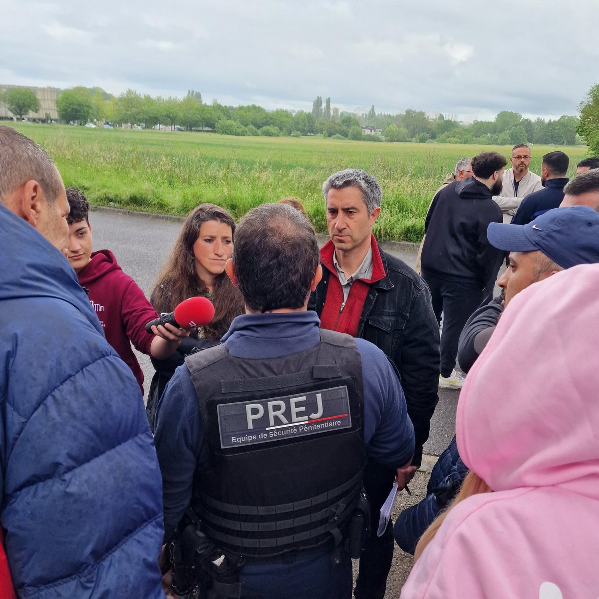 Avec @Francois_Ruffin à la prison de Queuleu pour recueillir la parole des agents pénitentiaires, leur colère légitime suite à la mort de 2 de leurs collègues hier (+3 gravement blessés). D'urgence, il leur faut + de moyens et une revalorisation conséquente de leurs salaires !