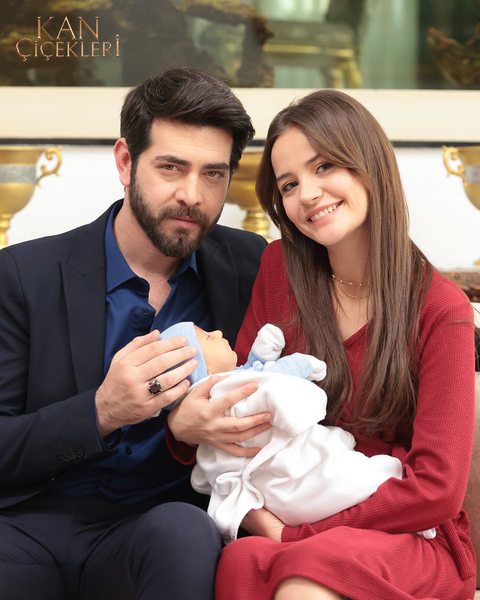 hemsiiree_'s tweet photo. Aradaki farkı bulunuz, neyseki bu üçlü çok tatlı bir şey demiyorum ama arada sadece dilbarlı çift fotosu gelsin artık🫶❤️ #KanÇiçekleri #DilBar https://t.co/JgX0QpyZHp