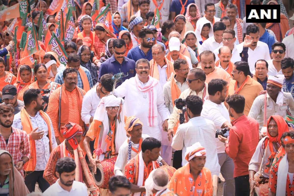 Union Minister and BJP Lok Sabha candidate from Sambalpur, Dharmendra Pradhan holds a 'padayatra' along with former MLA and BJP Kuchinda assembly candidate, Rabi Narayan Naik at Kuchinda in Sambalpur district, during the campaign trail. 

'Replace inefficient BJD government, and