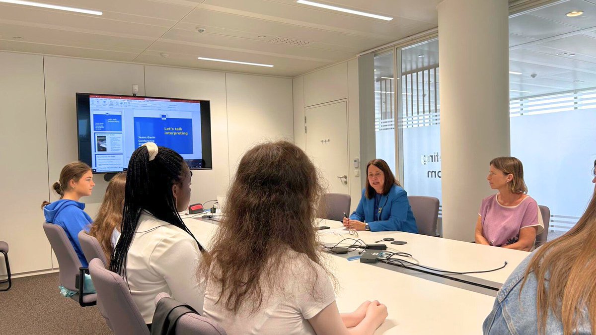 Congratulations to the #ThinkLanguages champion team! 🎉 I'm happy to welcome the Irish pupils to Brussels! They're exploring the possibilities that come with learning languages with @EUInterpreters and @IrelandRepBru. Wishing you all exciting multilingual adventures ahead!