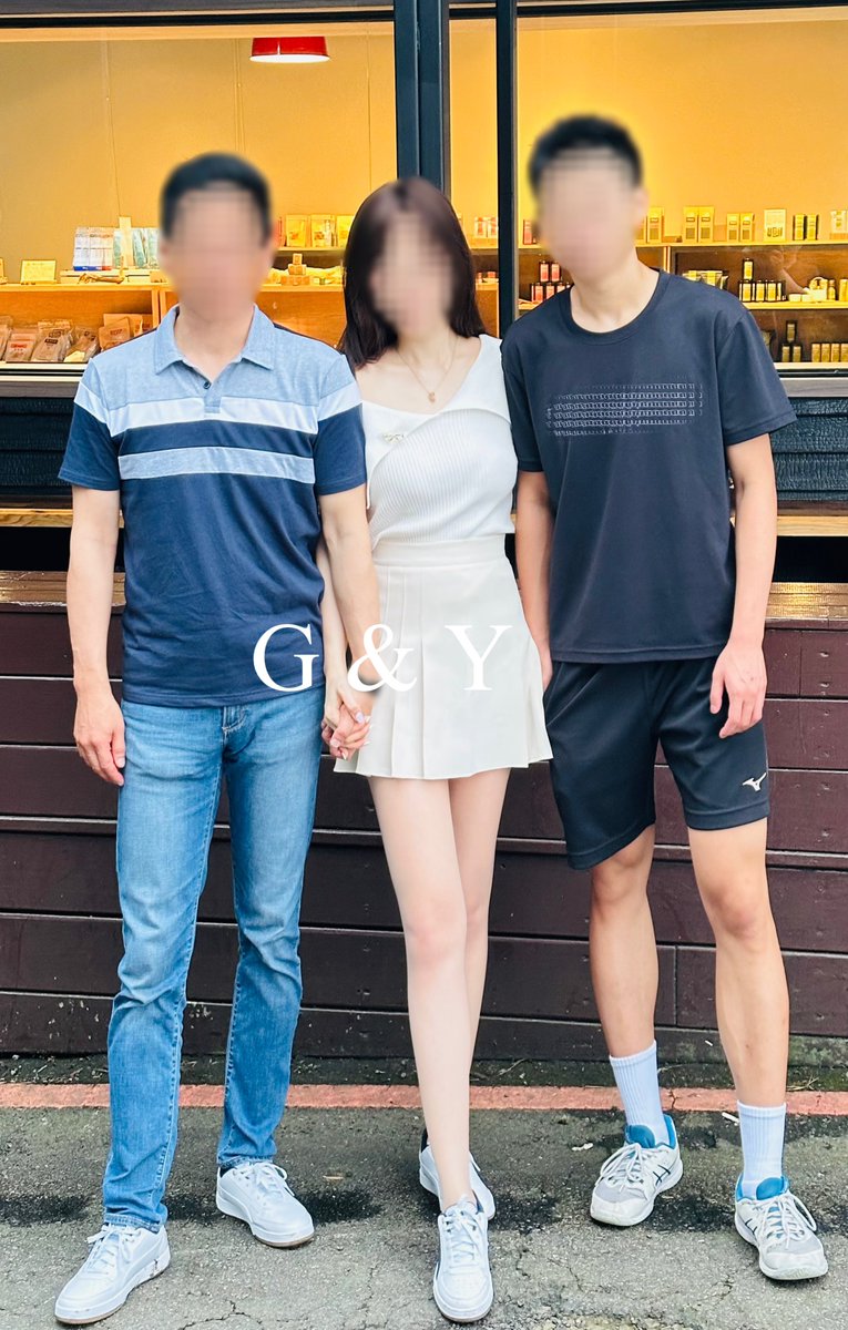「與處男弟弟從摩天輪到戶外野戰」

今天的男主角是推特上一位愛運動的陽光大學生🧑‍🎓

和處男弟弟的約會過程如下：

1. 星巴克喝咖啡三人初識聊天

2.摩天輪🎡上與弟弟獨處！初次親密接觸，Y主動牽手、接吻、摸胸，到摸肉棒、吃肉棒～

3.弟弟載我上烏來山區，車上培養彼此情慾氛圍，老公在後跟車

4.開到一個有霧氣且風景優美的森林，和弟弟就在溪水旁野戰，老公邊錄影把風邊問我爽不爽😳😳

5.彼此情慾到達一定程度，下山摩鐵續攤盡情3P，直到弟弟在引導下完成射出嘴裡🤭🤭

野戰的重點在於場景的變化，叫聲伴隨溪水聲、抽插聲，整體氛圍優美卻又淫意十足🥰🥰

三人紀念合照，下回待續～～❤️

#NTR #夫妻情侶聯誼 #單男聯誼 #處男聯誼