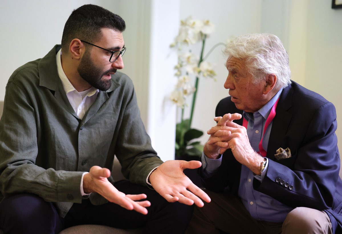 Behind the scenes 📸 at the 2024 Sir Harry Evans Investigative Journalism Summit of acclaimed photojournalist Motaz Azaiza @azaizamotaz9 speaking with legendary photographer Sir Don McCullin Livestream sirharrysummit.org/watch | Agenda: sirharrysummit.org/agenda/ #sirharrysummit