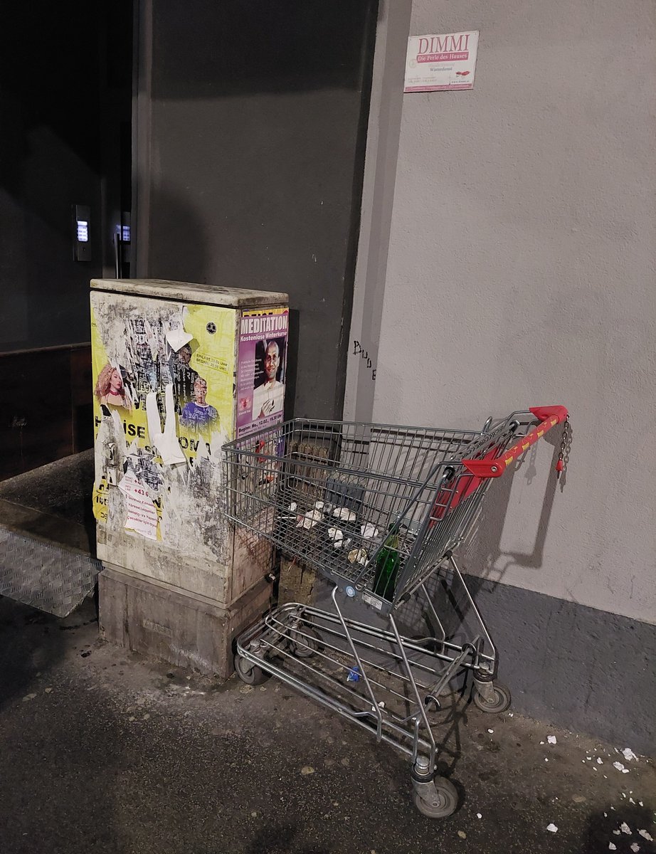 #Einkaufswagenkunst 1150 #Wien Märzstraße – Einkaufswagerl in tiefe Meditation versunken