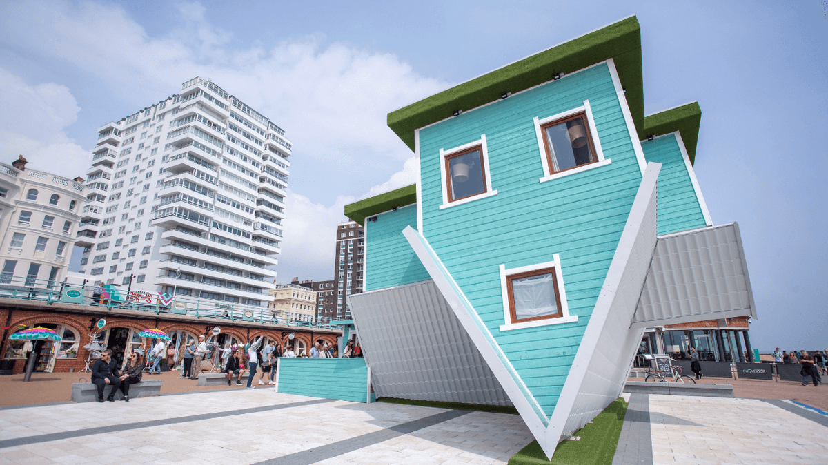 Upside down house is coming to Liverpool! 🏠 Set in the heart of @Liverpool_ONE, the house will be full of optical illusions to capture some exciting photos for the whole family. ➡️ visitliverpool.com/blog/post/upsi…