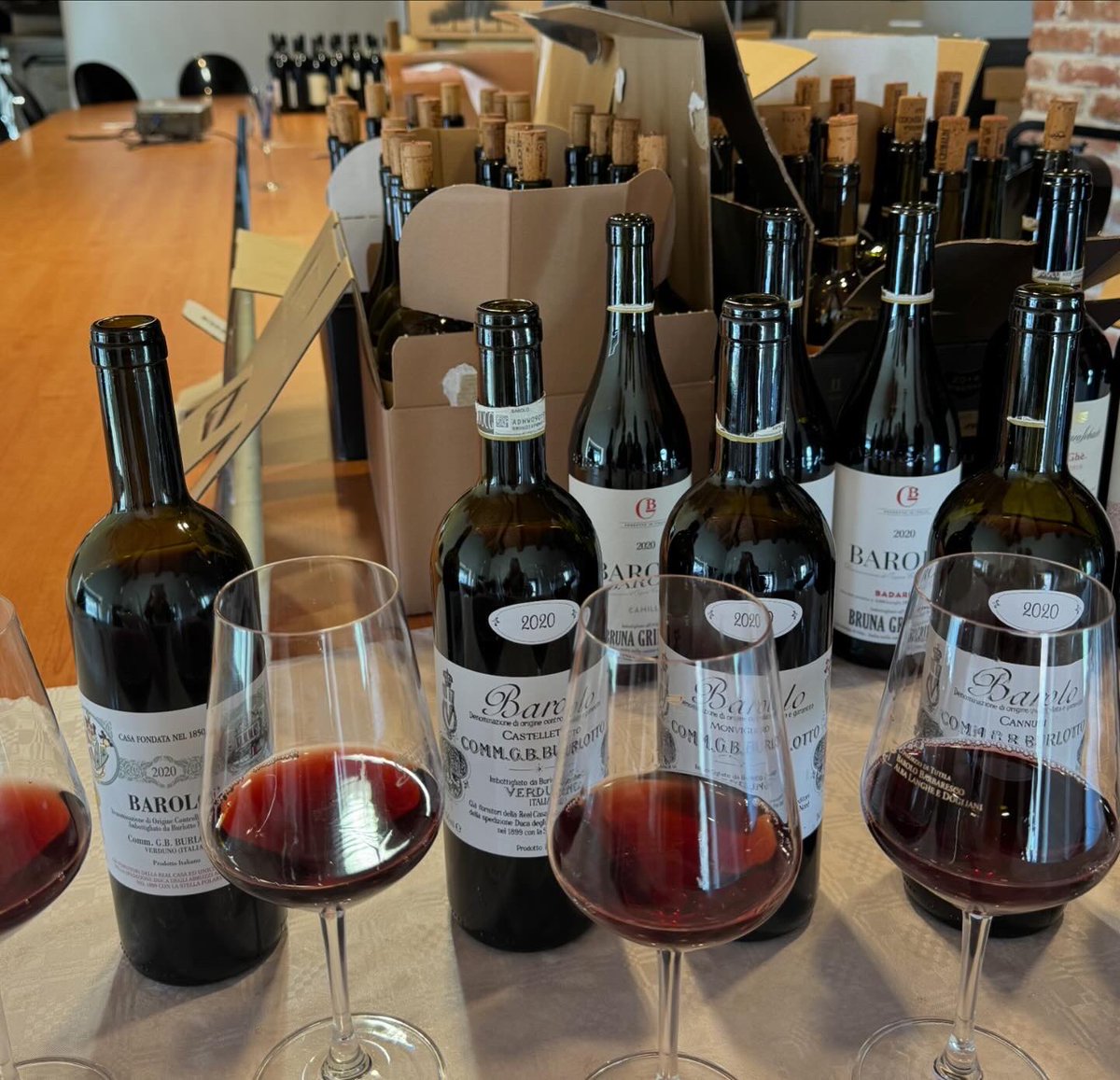 600 wines and 158 producers. “This report takes an in-depth look at the 2020 releases from Barolo as well as the 2019 Barolo Riserva...the high-level takeaway is that the 2020 vintage in both Barolo & Barbaresco is mainly characterized by finesse & elegance' - @AudreyFrickNYC