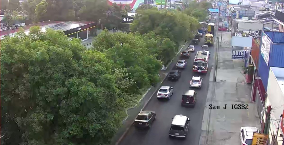 Afluencia vehicular sobre Calzada San Juan hacia Guatemala. #TránsitoMixco
