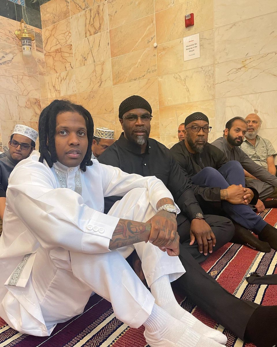 🚨 Le rappeur LIL DURK s’est exprimé cette nuit à propos de l’Islam : 

« J’ai quitté la rue et j’ai découvert le Coran, ca m’a permis de trouver la lumière.

Quel est le plus grand livre de l’histoire ? Le Coran, c’est ce que je suis. Ça m’inspire pour le studio. »