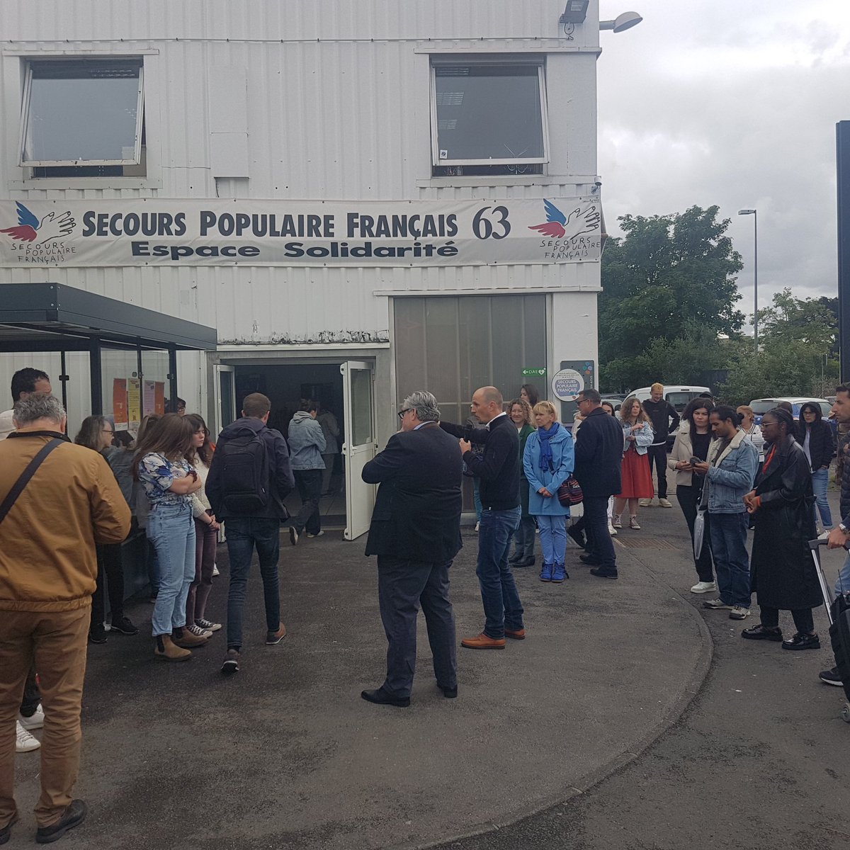 Ravi d'avoir visité les locaux réaménagés du @SecoursPop avec ma camarade Sylviane Tardieu, adjointe au Maire de #ClermontFerrand, @olivierbianchi1 qui était présent. Un grand bravo à la dynamique équipe de bénévoles et le secrétaire général Adrien Thepot. @CommunistesCAM @PCF_63