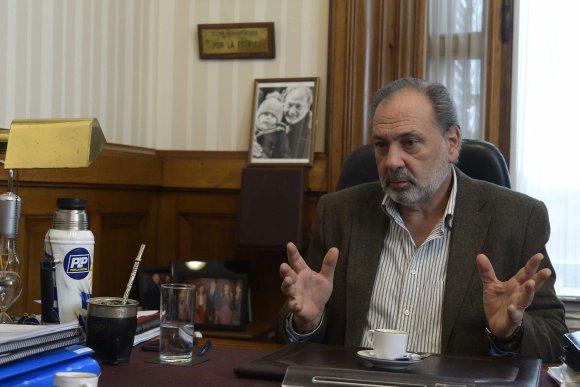 Buen día y buenas noticias, amigos! La 'consultora' #Cifra afirma que el 46% de los uruguayos aprueban la gestión del presidente Lacalle Pou contra un 39% que la desaprueba, y elogia los números 'estables' que el mismo mantiene al promediar su quinto año de gobierno. La