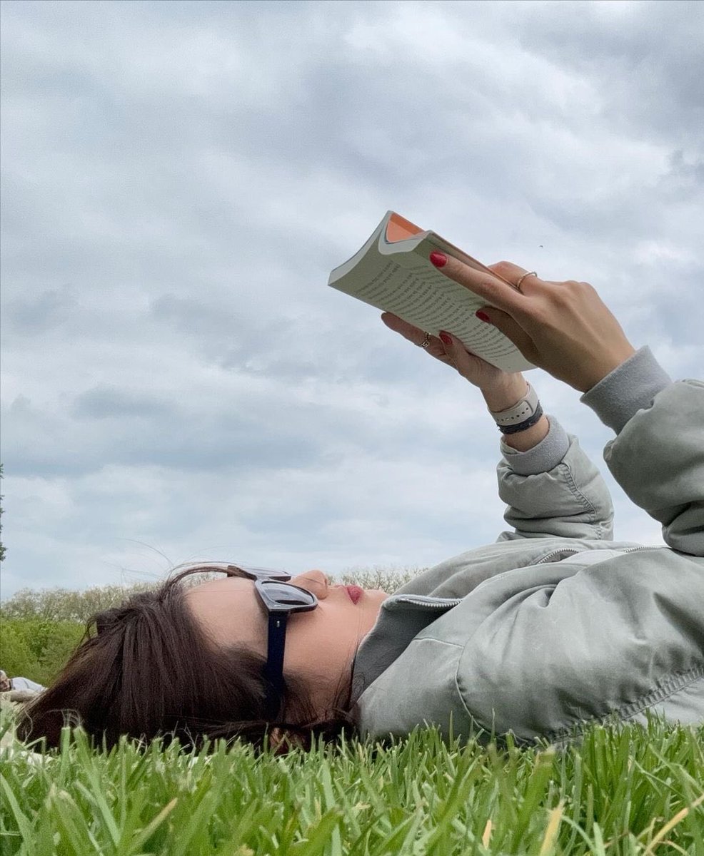 eajupark's tweet photo. chillin’ with the book https://t.co/leJM2eVFVS