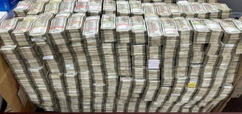Income Tax officials have recovered illegal wealth of ₹170 crores from Bhandari family in Nanded, Maharashtra. This includes ₹14 crore cash jewelry worth ₹8.12 crores. 30-40 officials from Pune, Nashik & Ch. Sambhaji Nagar arrived in vehicles in Nanded to conduct the raid.