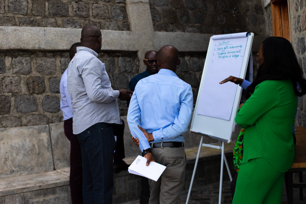Spark MG organized a 3-day Policy retreat with @RwandaLocalGov, @RwandaFinance, @LODARwanda, and target districts, @HuyeDistrict, @BureraDistrict, @GakenkeDistrict, and @GicumbiDistrict to reflect on the National Framework for Participatory Village Planning (1/2)