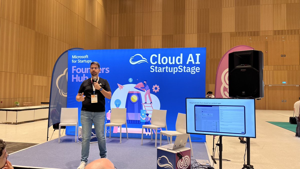 joaojmendes's tweet image. @franzinifabio presenting #contentflow #Apvee  #Microsoft365 #azureOpenIAi 
#ECS2024