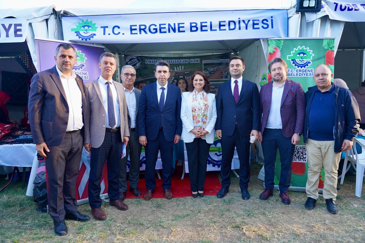 MugeYildizTopak's tweet photo. 3. Trakya Doğada Yaşam Fuarı’nın açılışını gerçekleştirdik. 

Karavan ve kamp tutkunlarının bir araya geldiği fuar alanında Ergene Belediyesi olarak biz de yerimizi aldık. Fuar ziyaretçilerini ve tüm misafirlerimizi Pınarbaşı Karavan ve Kamp Alanımız, Lavanta Bahçemiz ve Hanımeli Çilek Tarlamız hakkında bilgi almaya ve Tekirdağ Coğrafi İşaretli ürünü meşhur Velimeşe Bozasından tatmaya davet ediyorum.

Müge Yıldız Topak
Ergene Belediye Başkanı

#HerşeyErgeneİçin #YaparsaMügeBaşkanYapar