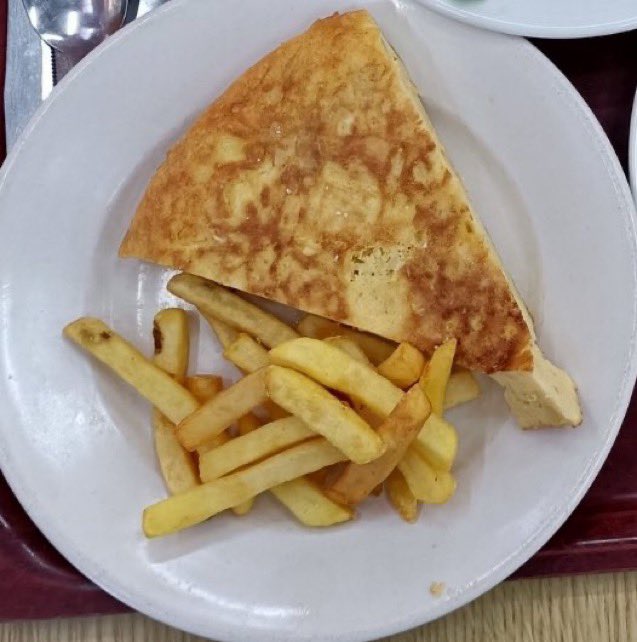 JotaUveEle's tweet photo. ¿por que ibas a acompañar una tortilla de patatas con patatas? quieres jugar a ser dios, no, conchi? metete tu menú y tus tillas por el culo https://t.co/AOOlP7Gcau
