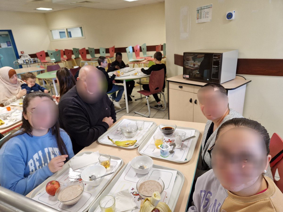 Collège Marcel PAGNOL, sensibilisation sur l'importance du petit déjeuner avec les 6°. Les élèves avaient travaillé en amont en SVT sur les différents éléments pour constituer un bon petit déjeuner. Les parents avaient été invités à partager ce moment avec leur enfant.