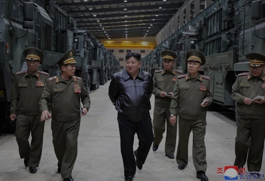 🇰🇵 ¿por qué EEUU no se mete con Corea del Norte?: Por esto👇🏼 Kim Jong-un inspecciona un nuevo sistema de misiles tácticos