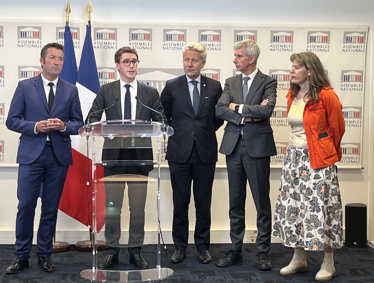 KARLOLIVE's tweet photo. Conférence de presse ce mercredi avec le président de la commission d’enquête sur la TNT @qbataillon.

👉 J’ai tenu à saluer les travaux du Président pour garantir l’avancée des travaux et le respect des règles fixées.

👉 J’ai tenu à lui réaffirmer mon soutien face au lynchage médiatique qu'il a subi.

👉 J’ai également souligné les amalgames et raccourcis faits par certains députés lors de certaines auditions qui ressemblaient plus à "Faites entrer l'accusé" ou "Les Tontons flingueurs".

👉 Sur le fond, le rapport se devait d’être une main de fer dans un gant de velours.

↪️ C’est la raison pour laquelle nous avons refusé d’adosser le nom des députés de la majorité présidentielle à 9 propositions du rapporteur, de proposer une série de propositions de notre majorité, et de publier l’intégralité du rapport.

https://t.co/GUMdHmc1dp