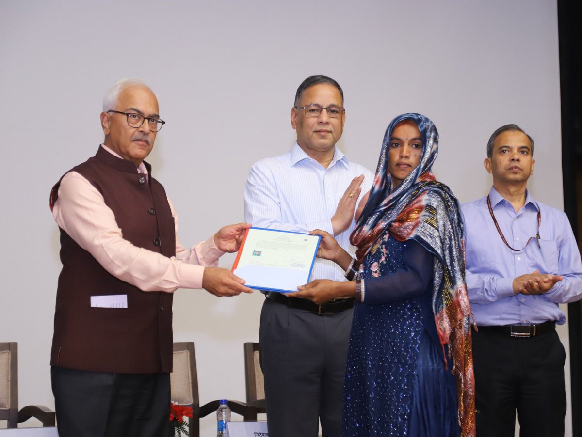 Union Home Secretary Shri Ajay Kumar Bhalla today handed over first set of citizenship certificates to some applicants after notification of Citizenship (Amendment) Rules, 2024. @PIB_India @DDNewslive @airnewsalerts Press Release- pib.gov.in/PressReleasePa…