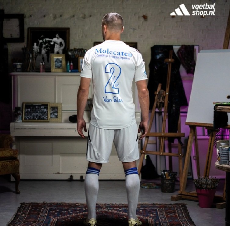 In huize ter Mors- Heetebrij twee zeer blije jongens.  Voor beide zonen dit unieke shirt gescoord. Is gelijk voor zondag ook het kledingadvies voor ze. 😉💙🤍 #peczwolle #bramvanpolen #vooraltijd