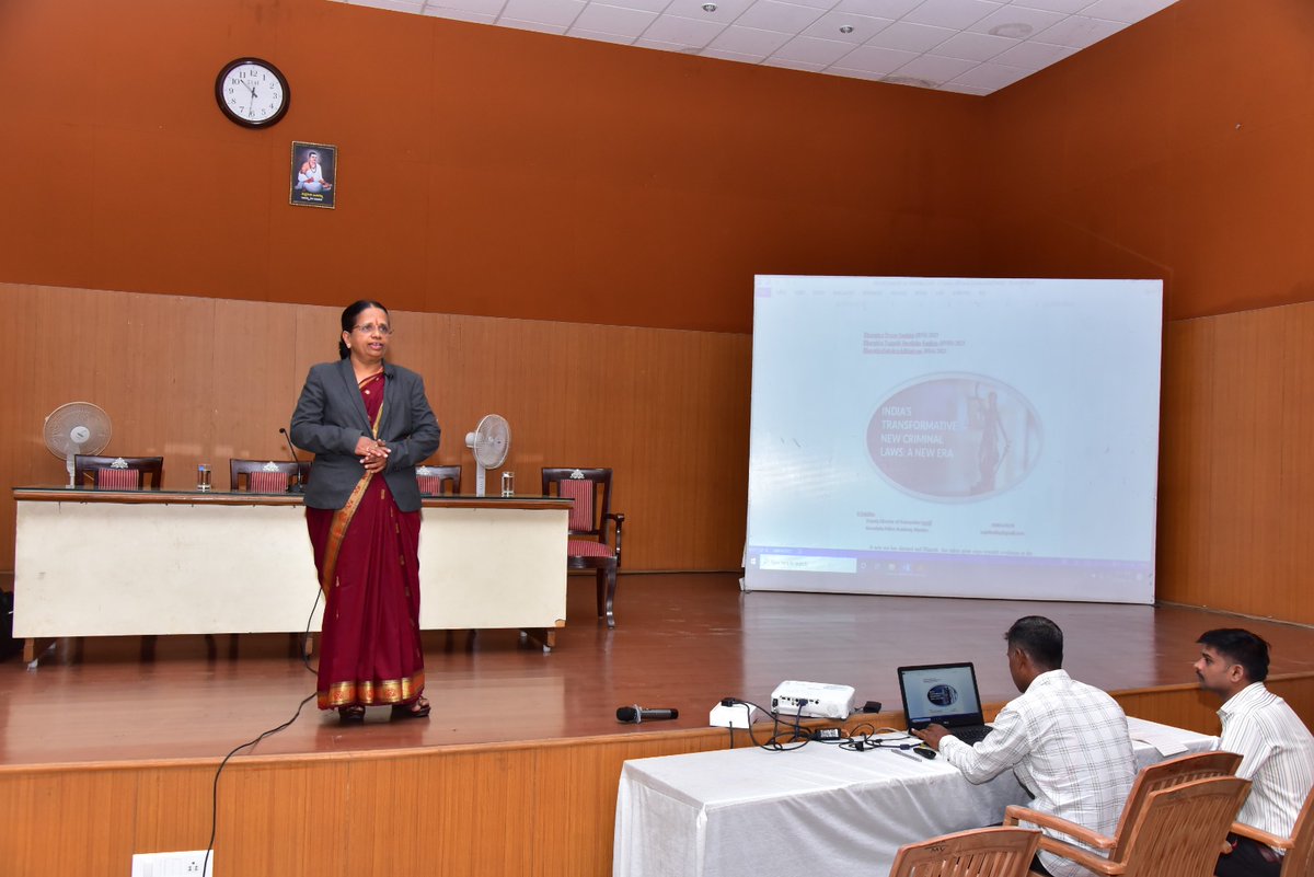 ಇಂದು ಜಿಲ್ಲಾ ಪೊಲೀಸ್ ಕಚೇರಿಯ ಸಭಾಂಗಣದಲ್ಲಿ "ಹೊಸ ಕ್ರಿಮಿನಲ್ ಕಾನೂನುಗಳ" ಅನುಷ್ಠಾನದ ವಿಷಯದ ತರಬೇತಿಯನ್ನು ಜಿಲ್ಲೆಯ ಎಲ್ಲಾ ಠಾಣೆಯ ಠಾಣಾಧಿಕಾರಿಗಳು, ತನಿಖಾ ಸಹಾಯಕರು ಮತ್ತು ಸಿಬ್ಬಂದಿಗಳಿಗೆ ನೀಡಲಾಯಿತು.<a href="/Rangepol_SR/">IGP SR Mysuru</a> <a href="/AddlSPmysuru/">Additional SP Mysuru District</a> <a href="/SPmysuru/">SP Mysuru District</a>