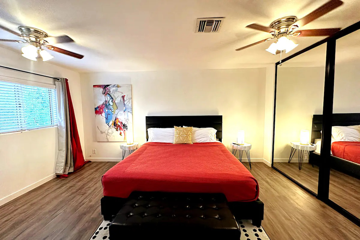 🏡✨ Mid-Term Rental in Cathedral City, CA! ✨🏡 Enjoy an extra-large private room with a rejuvenating shower and deep soaking tub. Perfect for business travelers and extended stays (30+ days). #MidTermRental #ExtendedStay #CorporateHousing loom.ly/HxKkxAE