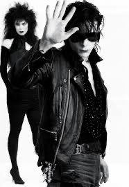VIRGINRINGO's tweet image. Happy birthday #Andreweldritch dark singer of #Sisterofmercy Poi a @RevolverShow spazio a @kiss @MotleyCrue @JohnnyCash @liamgallagher @davidgilmour @thebeatles @radiohead @SupergrassHQ e naturalmente una anteprima dell’Intervista a @Slash che andrà in onda domani su