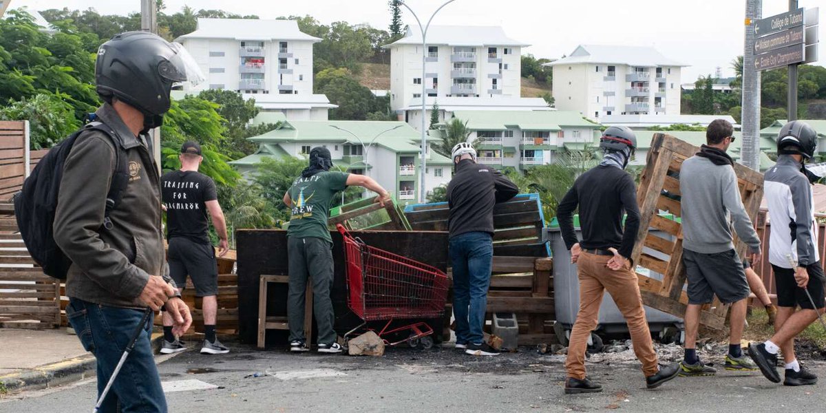 #NouvelleCalédonie : les habitants dressent des barricades pour se protéger des émeutiers
