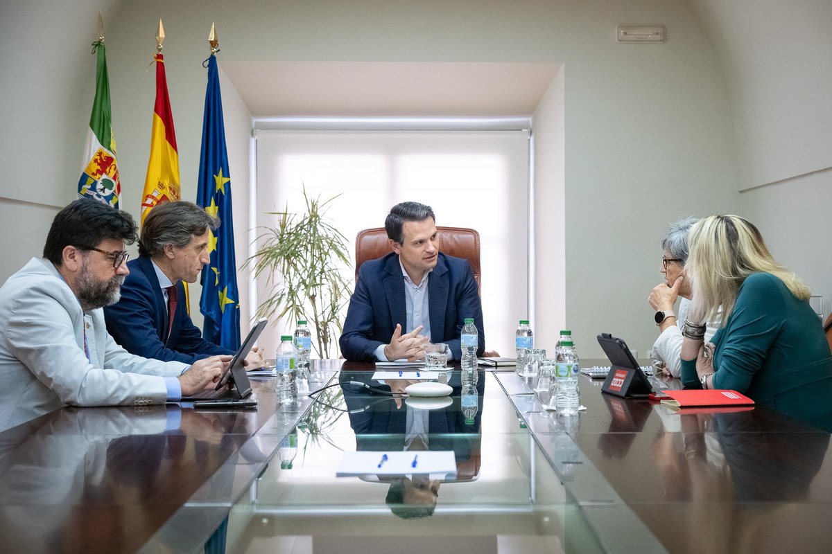 🤝#DiálogoSocial El consejero de @presidencia_EXT,  @Abel_Bautista, ha mantenido hoy una reunión de trabajo con los agentes sociales y económicos más representativos de #Extremadura.