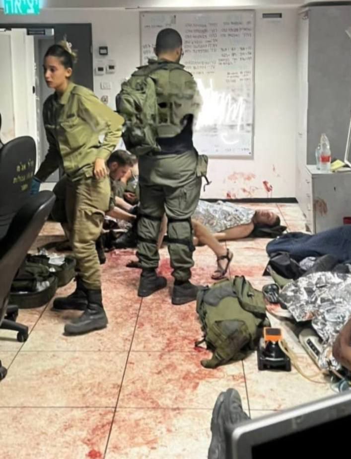 İsrail medyasında yayınlanan Gazze'de yaralanan israilli askerlere ait bir fotoğraf.

- Beter olun şerefsizler..