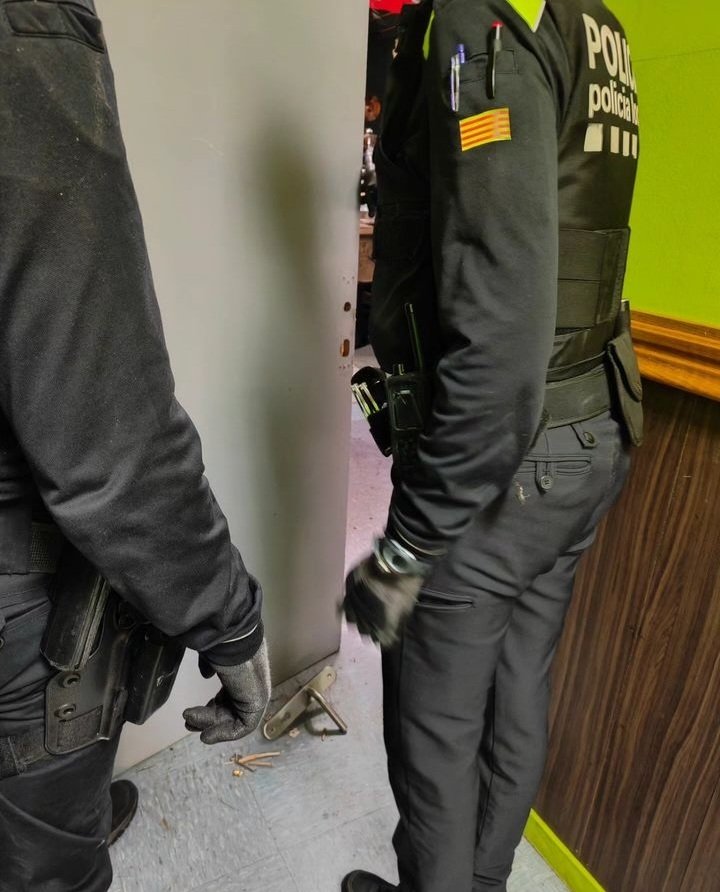 La Policia Municipal de Ripoll procedeix al desallotjament d'un local ocupat de forma il·legal. 

A Ripoll, #Tolerància0 amb les ocupacions 

#GovernemRipoll