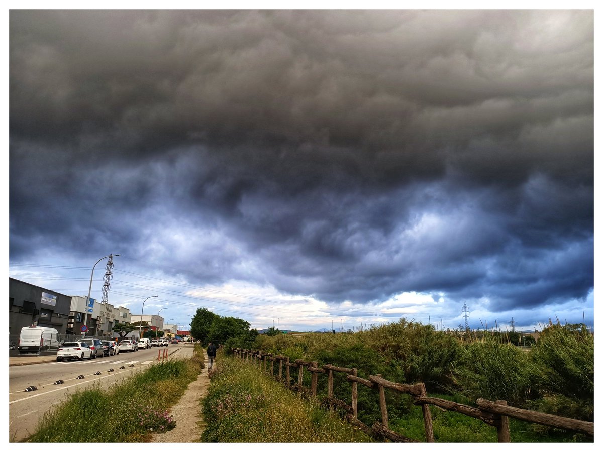 fotosito10's tweet photo. Tempesta aquest matí a #Montcadaireixach quan  anava a la feina ⛈️🎞️📷 https://t.co/CgtDfI6DrH