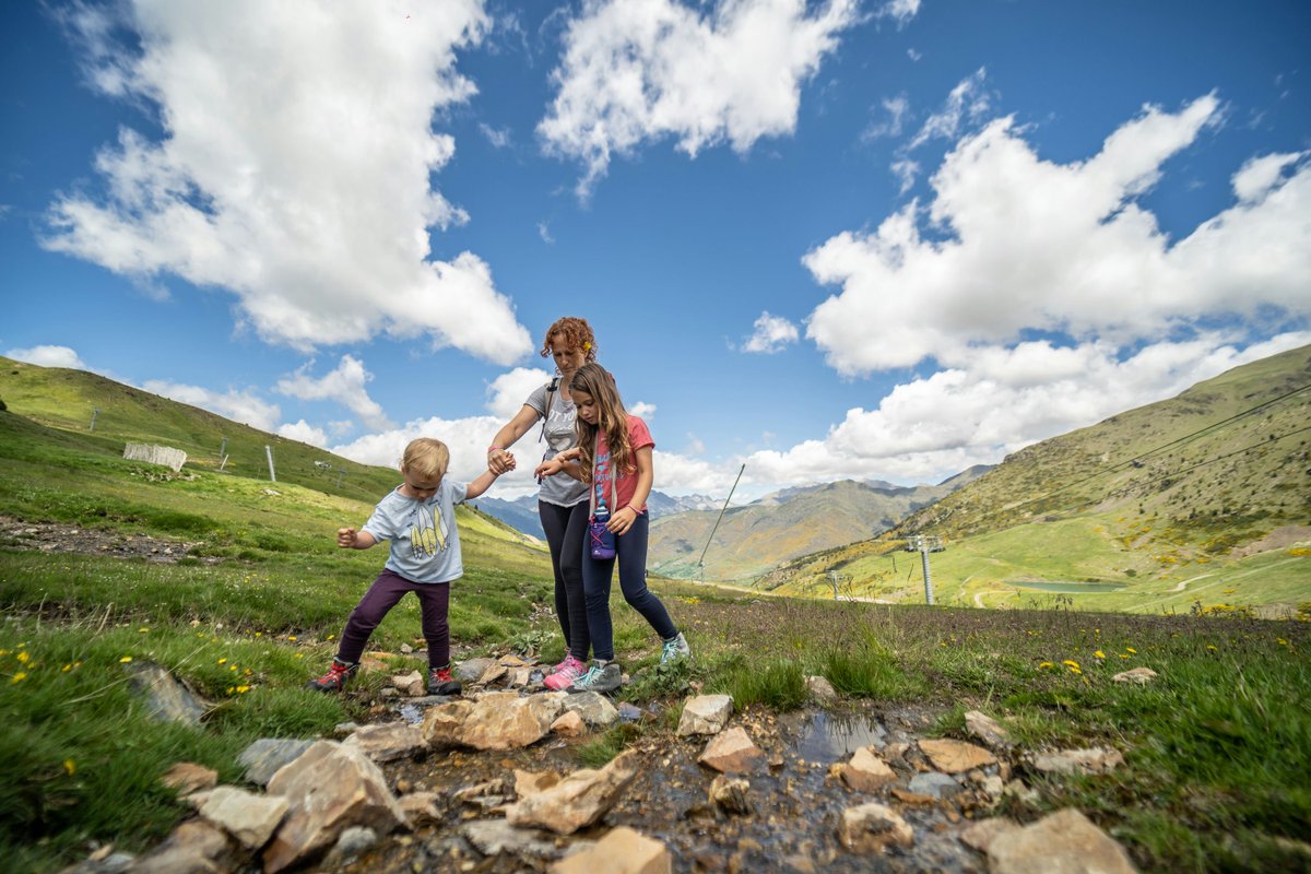 Feliç dia de la família! Per celebrar-ho us animem a fer una sortida amb la teva gent, respirar i connectar amb l'entorn natural que ens envolta 🏔🌿🐞