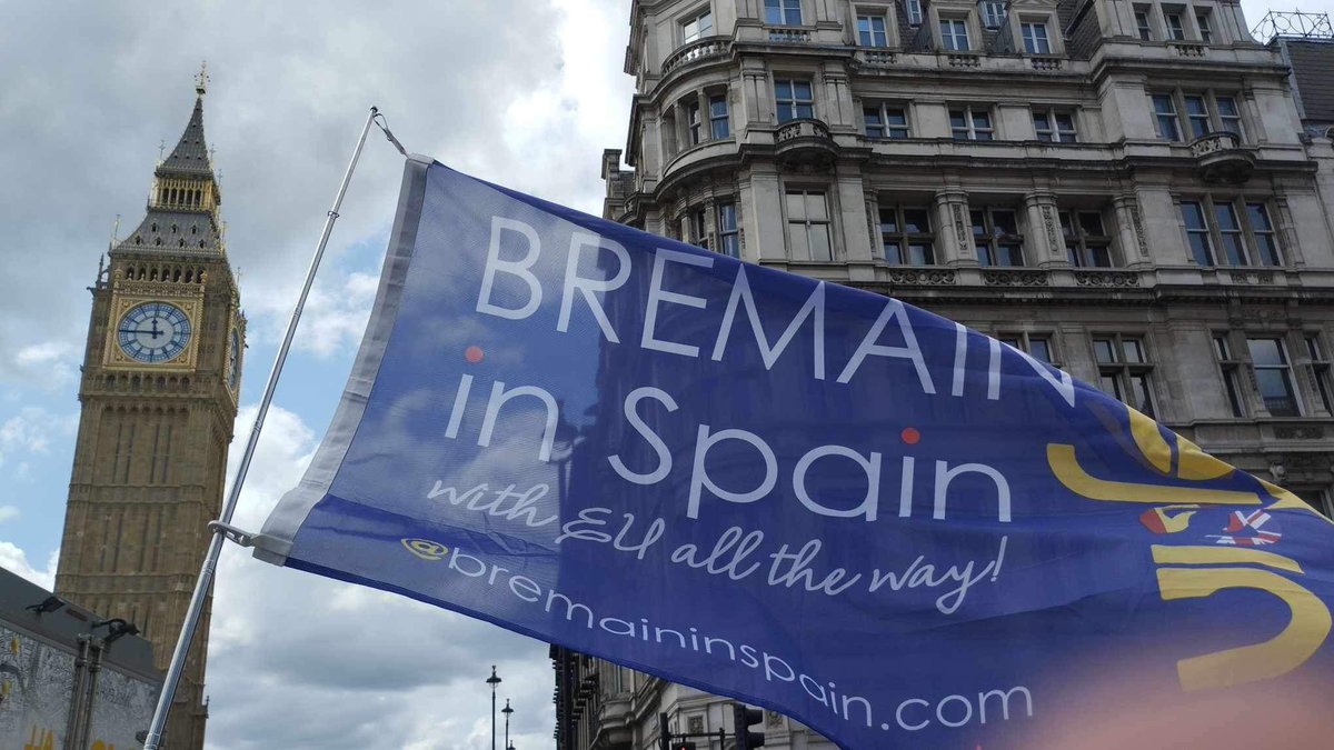 Great to see the Bremain In Spain flag flying in London today as our council member @HelenJo15, visits our friends @SODEM and @snb19692 to join in with a bit of anti Brexit protest 🇪🇺🇬🇧