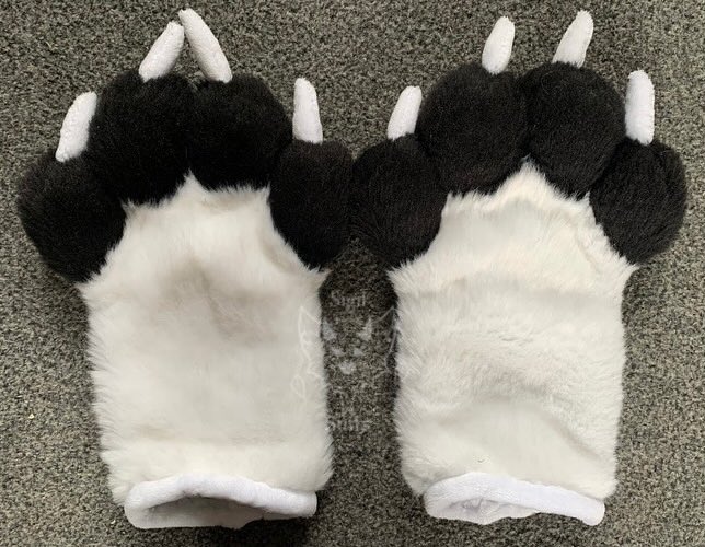 Sadly can’t make it to the upcoming LFM where I was gonna debut chain paws so here they are now! All handsewn by me 🐾

#FURRY #fursuit #fursuitmaker