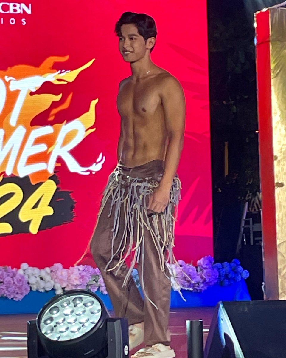 riseartistsph's tweet photo. #AljonMendoza is a hottie at the #StarMagicHotSummer2024!!! 🔥 https://t.co/kfcbYT8sj1