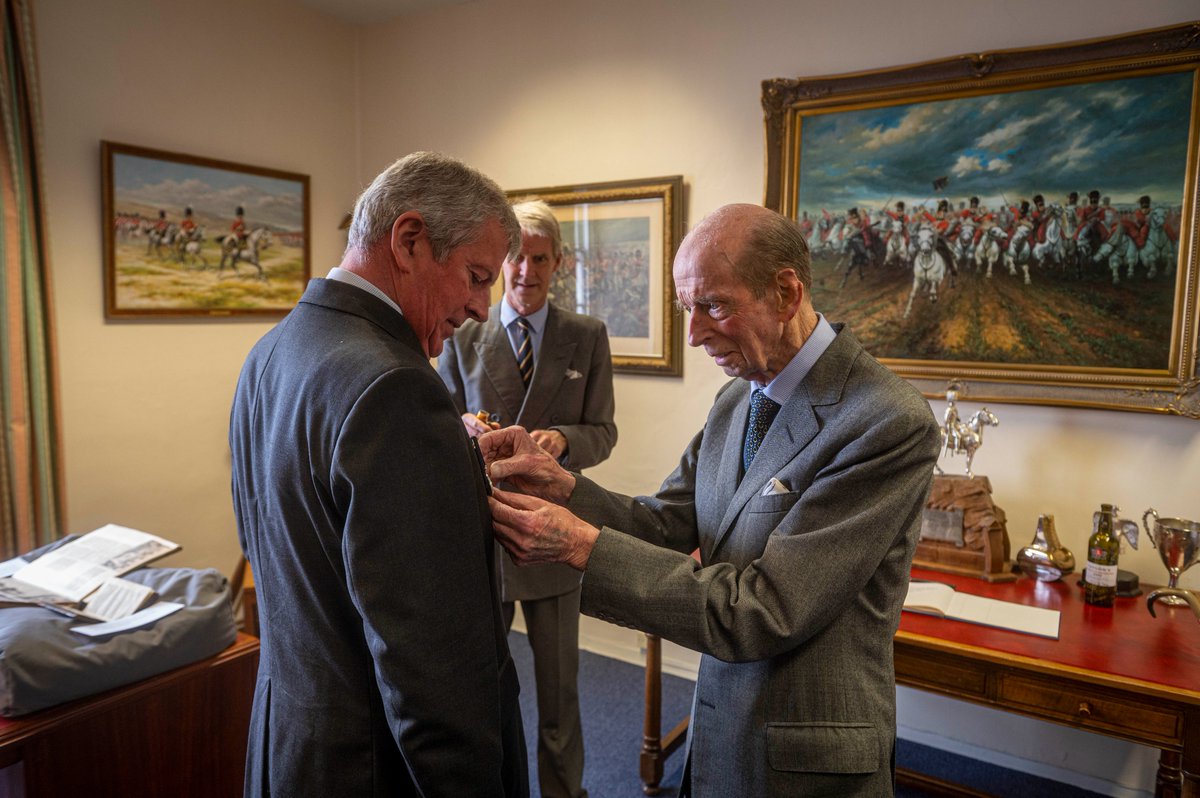 His Royal Highness The Duke of Kent the Deputy Colonel in Chief of the @SCOTSDG visited their Home Headquarters and Regimental Museum in Edinburgh Castle. Corporal Euan Jardine, SCOTS DG, had the honour of piping for the arrival of His Royal Highness who was then welcomed by