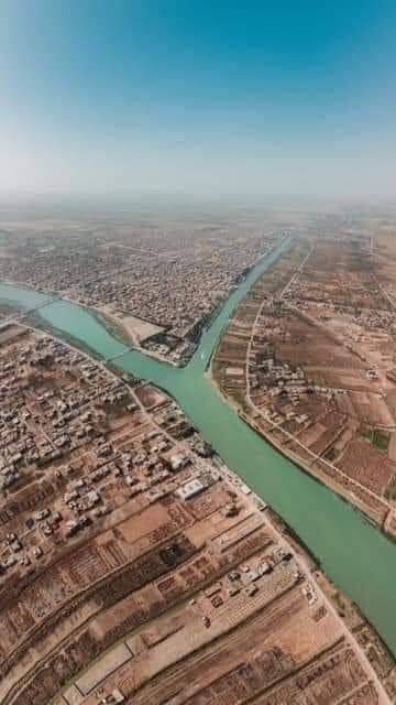 Os rios Tigre e Eufrates nascem na Turquia.
Eles se unem na região chamada "El-Kurnah".
Está localizada no sul do Iraque, na província de Basra, chamada de Mesopotâmia, que significa, em grego, “terra entre dois rios”.

#NatureBeautiful 
#QuartaLiberdadeNoSDV