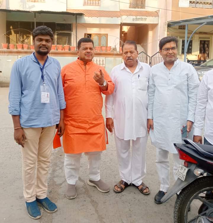Adityanamdevcon's tweet photo. ..लोकसभा चुनाव के मोके पर वार्ड no 2 उज्जैन मे कांग्रेस बूथ अध्यक्ष ��ेक्टर अध्यक्ष एवं सभी कांग्रेस के योद्धाओ ने अपना काम अथक मेहनत परिश्रम कर पूरी निष्ठा एवं ताकत के साथ किया एवं कांग्रेस के पक्ष मे मतदान कराया सभी को आभार धन्यवाद @OfficeOfMLA214 @jitupatwari https://t.co/M4olRlZlPK