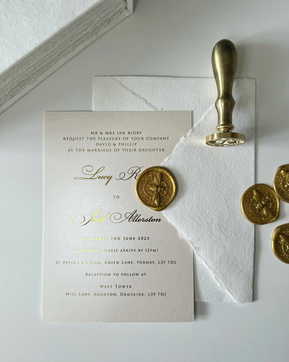 byinvitationly's tweet photo. Bee Happy / Combining different materials really adds a level of luxury to your invitations. I love mixing pearlescent + texture. Like these ivory pearlescent invitations printed with gold foil. They have an off white textured envelope finished with a gold bee wax seal. #wedding https://t.co/KIgpH14XnX