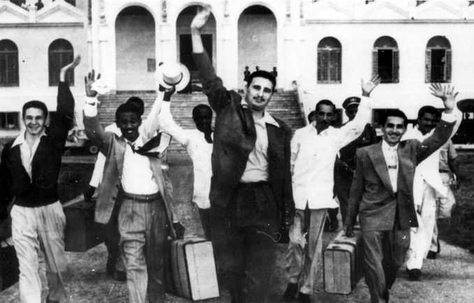 Conmemoramos 69 años de la excarcelación de nuestro Comandante en Jefe #FidelCastro y sus compañeros moncadistas. En la misma puerta del presidio, #Fidel advirtió: “Nuestra libertad no será de fiesta o descanso, sino de lucha y deber de batallar sin tregua” #CubaViveEnSuHistoria