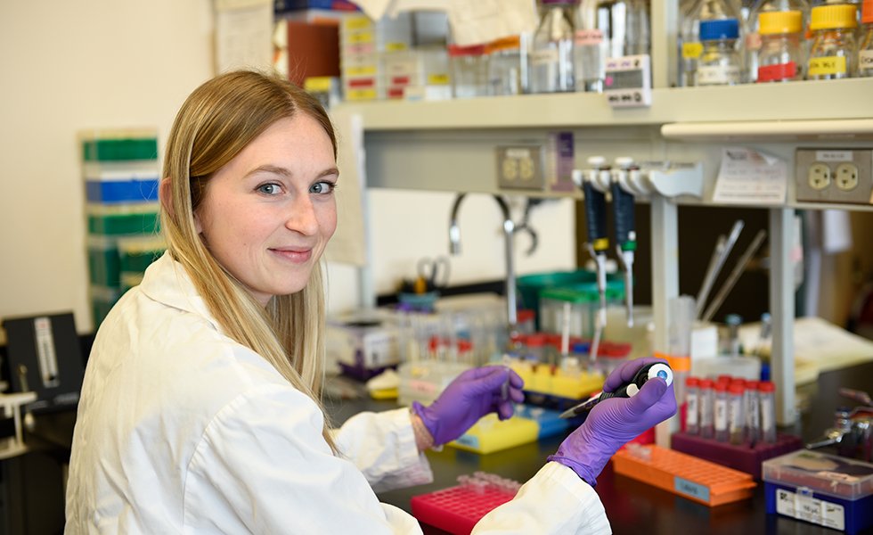 Congratulations to Laura Quirion, from Dr @JF_CoteLab's laboratory, who not only published an article in the prestigious @J_Cell_Sci, but was also selected for a 'First Person' article, showcasing the next generation of scientific excellence! urlz.fr/qGty #DrivenByLife