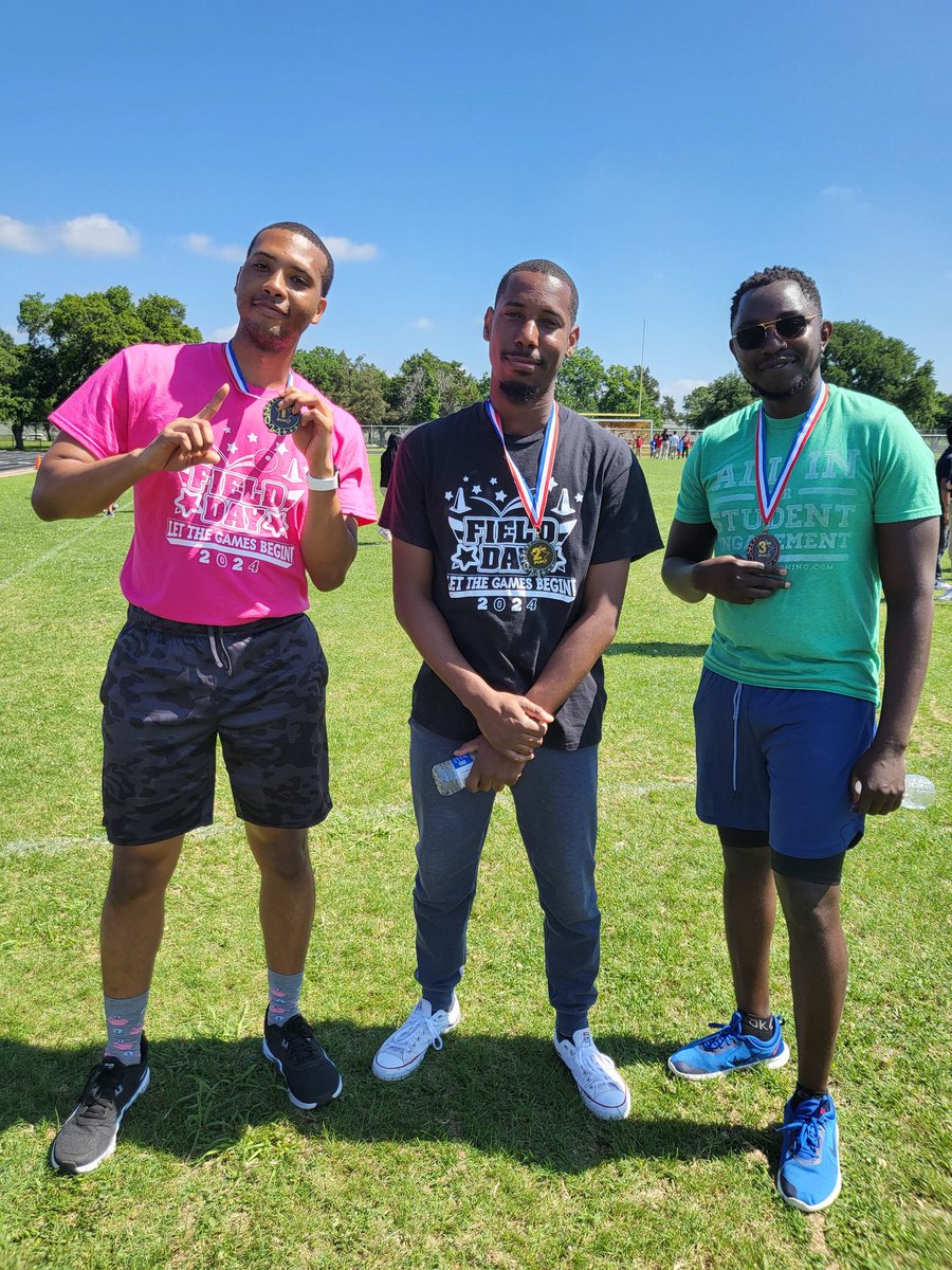 DanceFusion9's tweet photo. BUDEWIG INTERMEDIATE students and enjoyed field day fun
 Teacherq and students  participated 50 yard dash. Go Bulldogs! @AliefISD @AliefWellness @budewigbulldogs https://t.co/UTTZ9avolR
