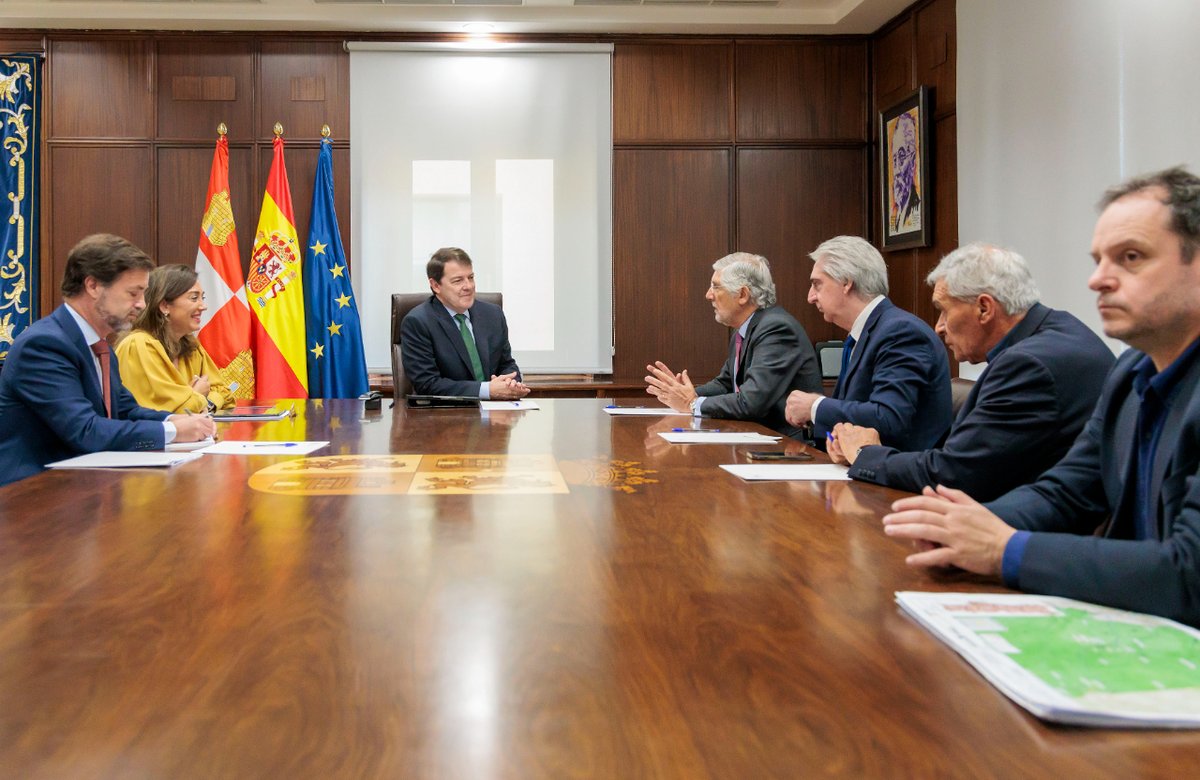 El presidente de @jcyl ha recibido hoy al embajador de Portugal en España @EmbPortEsp  🤝@alferma1 y João Mira-Gomes han acordado potenciar la conectividad vial y digital y recursos como el turismo o el patrimonio natural en áreas fronterizas