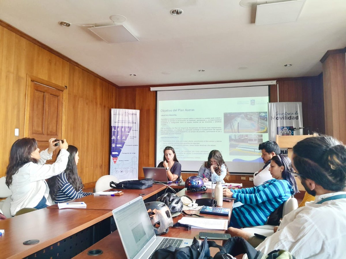 En la secretaría de la movidlodse📚📚 Nos enorgullece presentar nuestro informe técnico ✨"QUITO SEGURO: VIAS LIBRES Y VEREDAS AMIGABLES AV. LA PRENSA, SECTOR COTOCOLLAO" 
Juntos trabajamos por una #seguridadvial