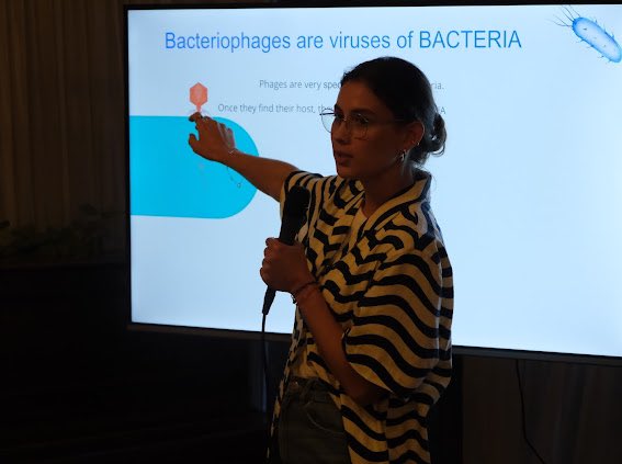 This Monday, I had the exciting opportunity to talk at one of the @pintofscience events about #phages and #AMR 📣 @unisouthampton