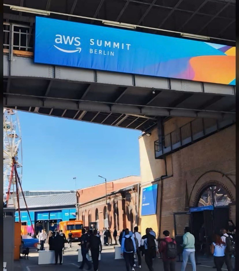 Rangee_TC's tweet photo. Wir befinden uns heute auf der AWS Summit in Berlin und haben noch bis 22:00 Uhr ein offenes Ohr für eure Fragen und Anliegen. 
Meldet euch gerne direkt bei Ulrich Mertz unter 02419972859, über umertz@rangee.com oder kommt einfach direkt auf uns zu. https://t.co/AReJqGijhU