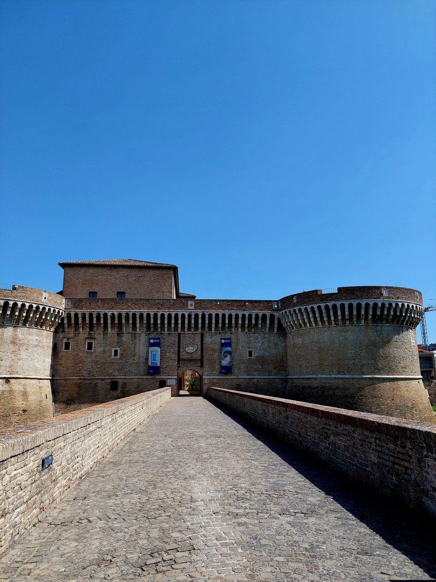 Good morning and happy, peaceful Sunday everyone 💕🍀 #Holiday #traveling #architecture #Castle #LoveandPeace #NoWar Rocca Roveresca Senigallia (PU) 🇮🇹