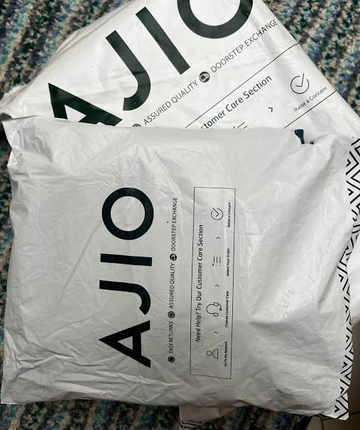 My mummy ordered clothes from Ajio and when the Delivery boy came for delivery mummy started negotiating the saree price with him 😂 ❤️